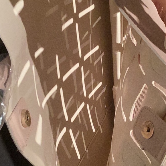 Vince Camuto Creamy Beige Pink NWT - Picture 3 of 4